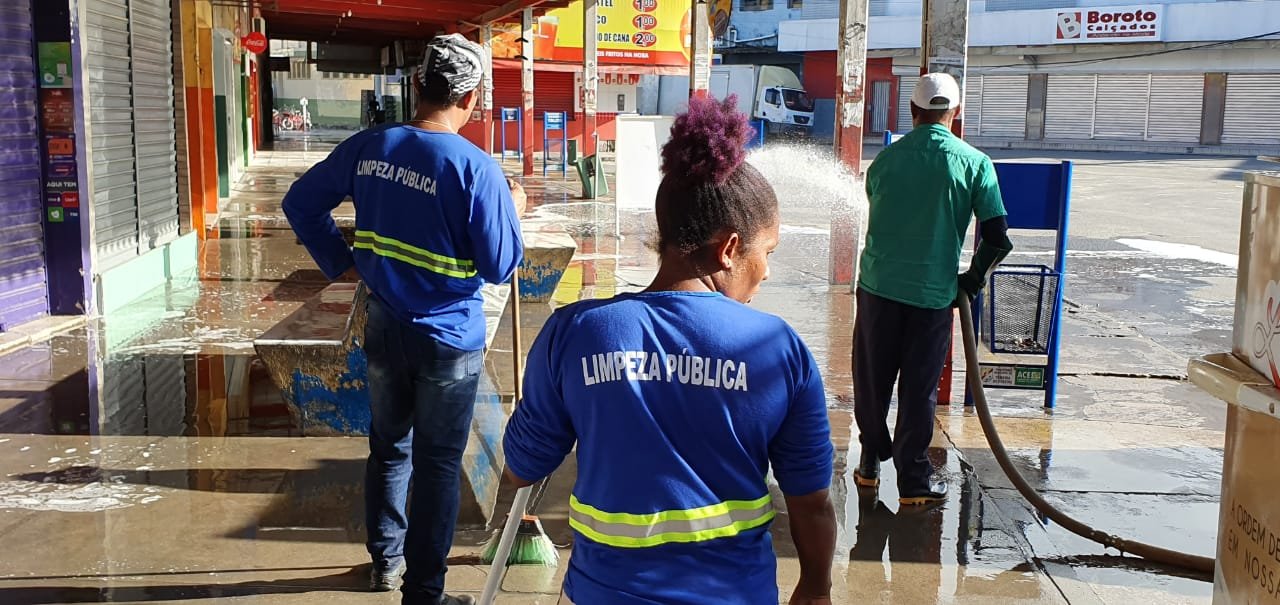 Limpeza de espaços públicos no centro da cidade é iniciada em prevenção ao novo Coronavírus