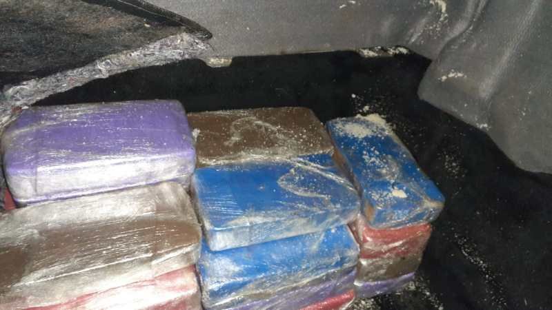 PRF apreende na cabine de caminhão dezenas de pistolas e quase 50 Kg de crack