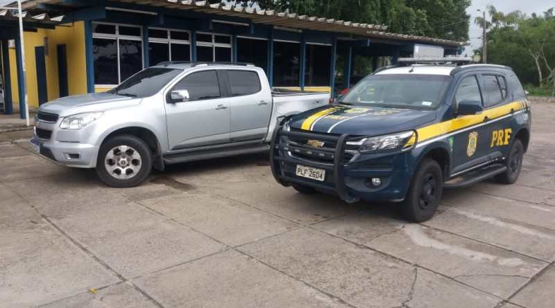 Vendedor é preso com caminhonete roubada; havia arma dentro do veículo