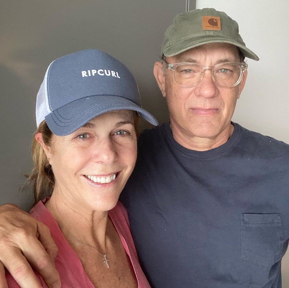 Tom Hanks diz que ele e a mulher estão se sentindo melhor duas semanas após diagnóstico de coronavírus