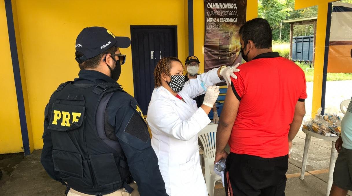 Unidades Operacionais da PRF na Bahia recebem pontos de vacinação contra a gripe para os caminhoneiros