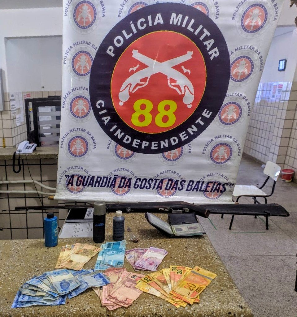 Polícia apreende espingarda em bar após denúncia anônima