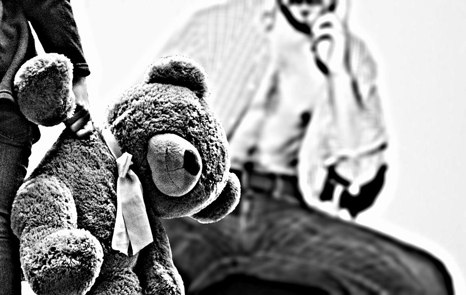 Homem é preso acusado de abusar sexualmente de crianças de 3 e 6 anos em Medeiros Neto