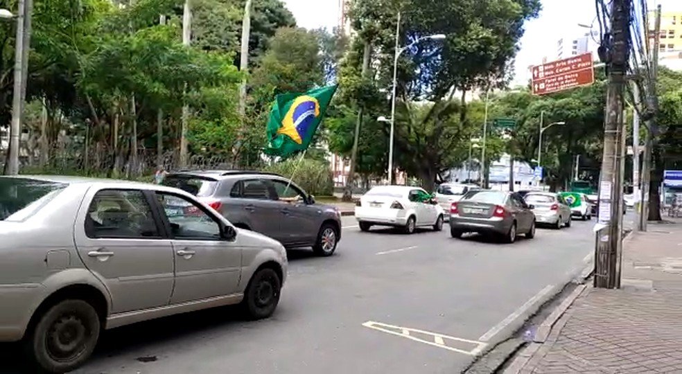 Manifestantes fazem carreata em Salvador pelo fim da quarentena