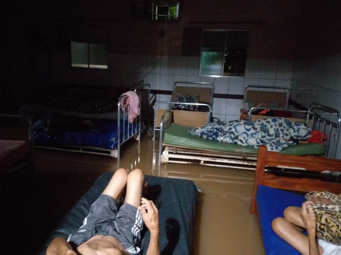 Chuva invade Casa dos Idosos em Itabela e local é interditado