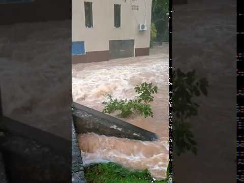 Chuvas fortes causam alagamentos e prejuízos a moradores de Cumuruxatiba