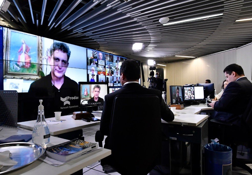 Senado aprova projeto que estende auxílio de R$ 600 a mães adolescentes e pais solteiros