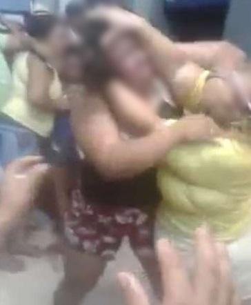 Socos, puxão de cabelo e muita gritaria em entre duas mulheres na fila da Caixa Econômica