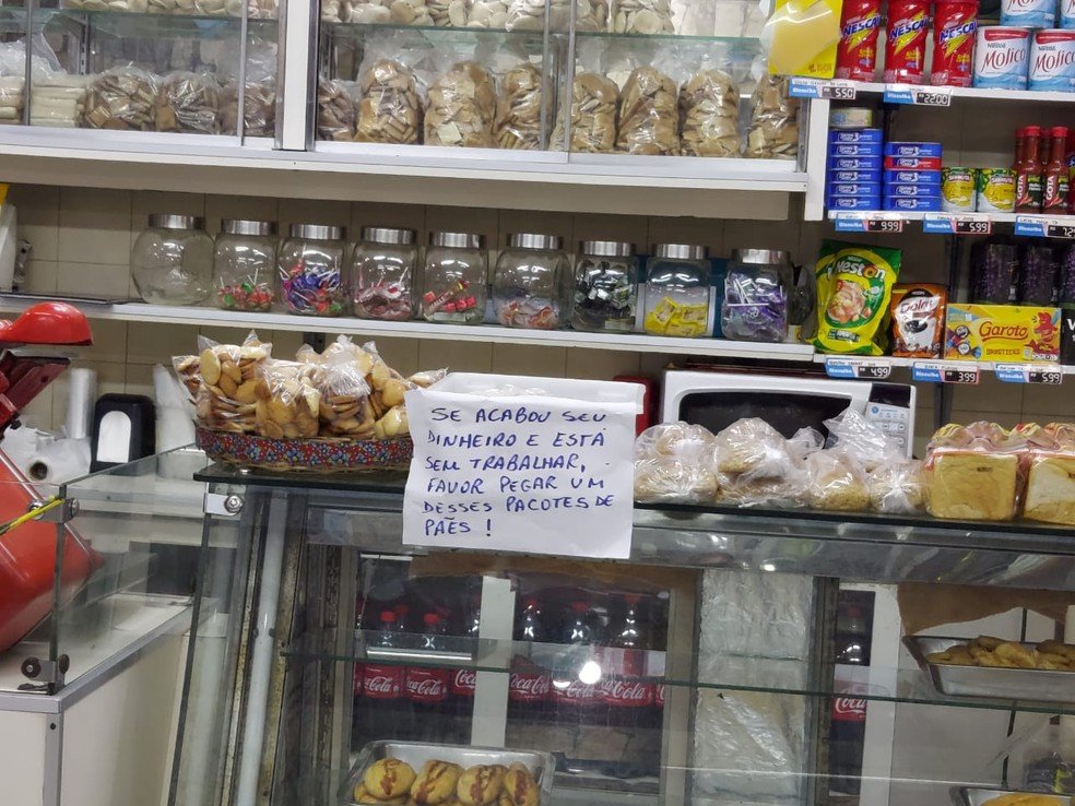 Padaria oferece pães de graça em Itabuna