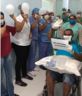 Emoção marca saída de paciente do Hospital Regional de Teixeira de Freitas curado do Covid 19
