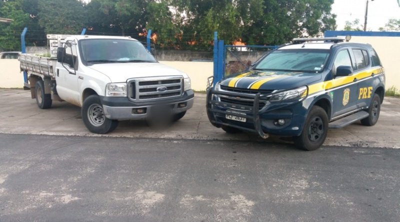 PRF recupera em Caravelas caminhão Ford furtado hora antes no estado do ES