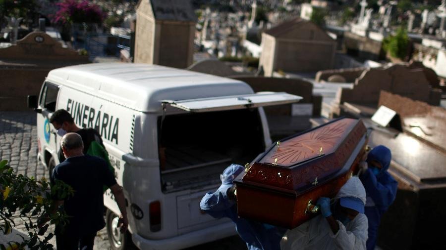 ‘Pacientes entubados pedindo para se despedir de familiares’, profissionais da saúde relatam momentos difíceis na pandemia