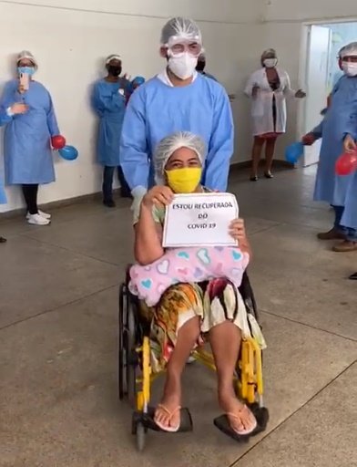 Paciente que estava internada há 18 dias com coronavírus recebe alta do hospital de Itamaraju