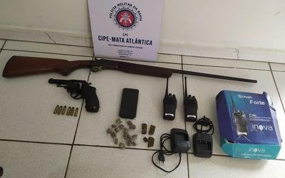 Irmãos flagrados exibindo armas de fogo são presos em Porto Seguro