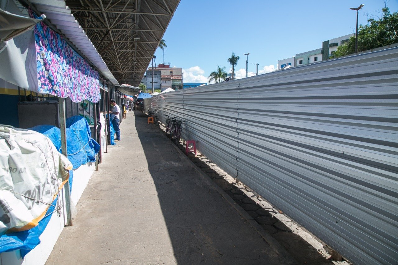 Obra de cobertura da parte externa do Mercadão Municipal é iniciada