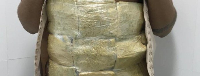 Duas mulheres são presas transportando haxixe junto ao corpo para a Bahia