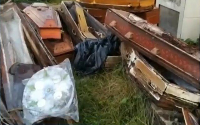 Moradores de Candeias, denunciam caixões a céu aberto, espalhados em cemitério