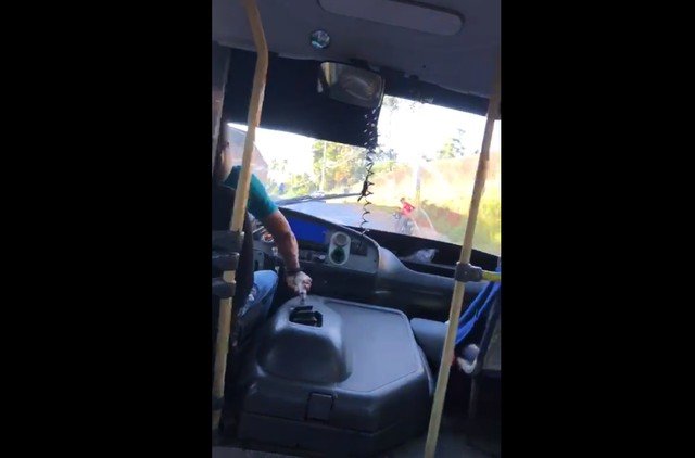 Motorista de micro-ônibus é perseguido após ‘furar’ bloqueio de blitz e bater em carro