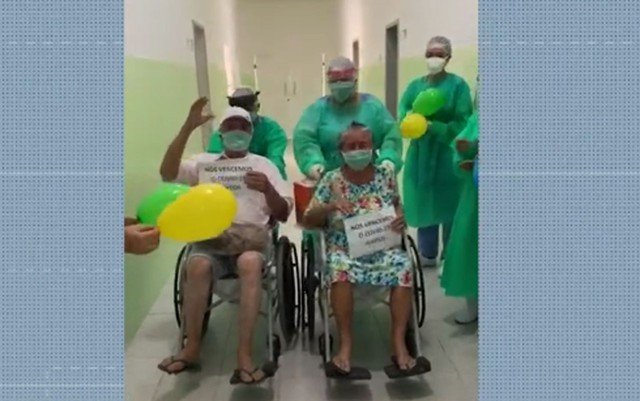 Casal de idosos recebe alta após se curar da Covid-19 e deixa hospital juntos no norte da Bahia