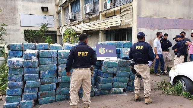 PRF apreende 5 toneladas de maconha escondida em caminhão na BR-116 na Bahia
