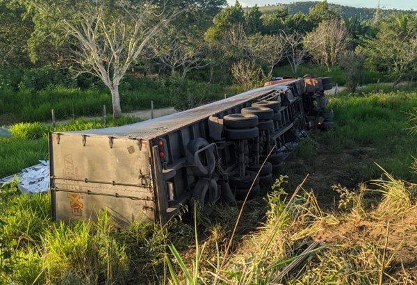 4 pessoas ficam gravemente feridas em acidente entre caminhão e carro de passeio na BR 101