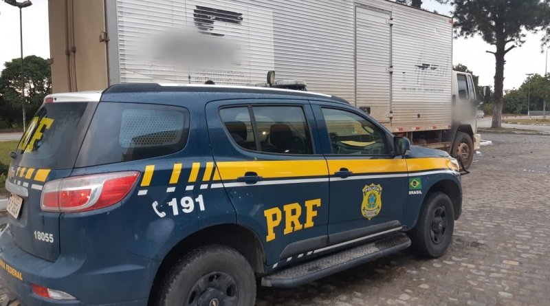 PRF prende caminhoneiro por uso de documento falso em Itabela