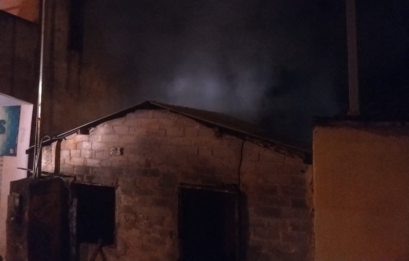 Idoso morre carbonizado após casa em que morava pegar fogo em Teixeira de Freitas