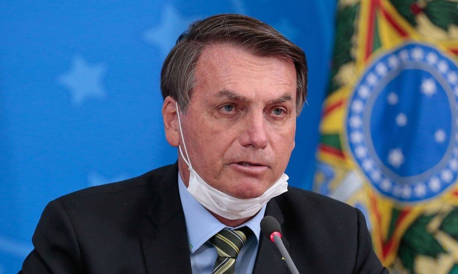 Bolsonaro diz a apoiadores que fez ‘chapa do pulmão’ e teste de covid-19