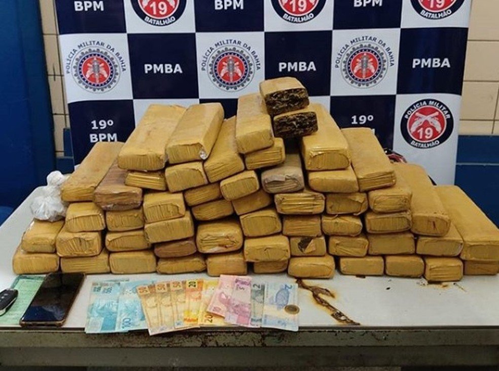 Homem é preso após polícia achar mais de 40 kg de maconha em mala de carro