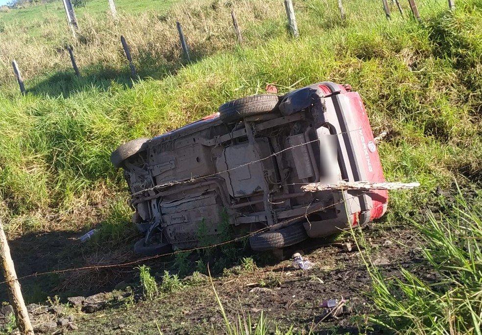 Batida entre duas picapes deixa jovem morto e pessoas feridas na BA-263