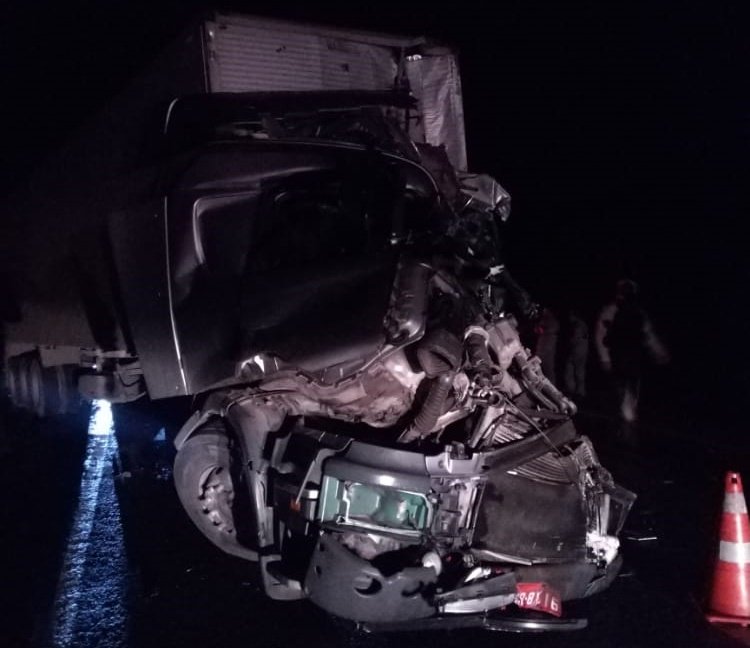 Duas pessoas morreram e outras três ficaram feridas em colisão com três veículos na BR 116