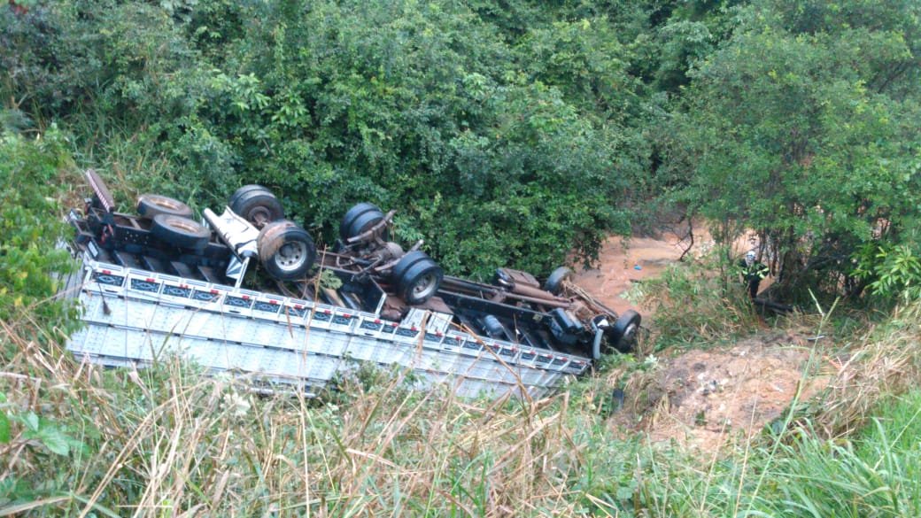 Caminhão boiadeiro cai em ribanceira na BR 101 e motorista morre preso ás ferragens
