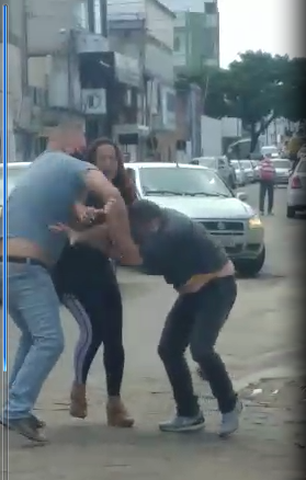Vídeo mostra dois homens brigando no centro de Teixeira de Freitas