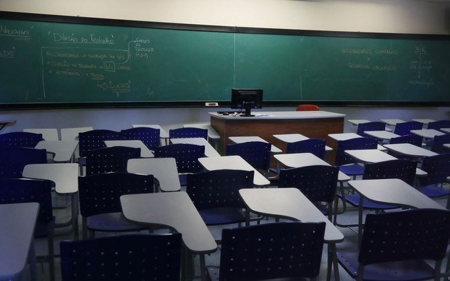 Crianças correm mais risco de se contaminar em casa do que na escola, diz estudo inglês