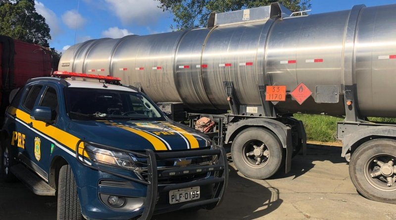 Carreta de combustível com nota fiscal de empresa de fachada é apreendida pela PRF
