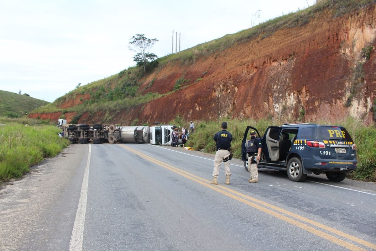 Acidente entre três veículos deixa trecho da BR-101 interditado em Eunápolis