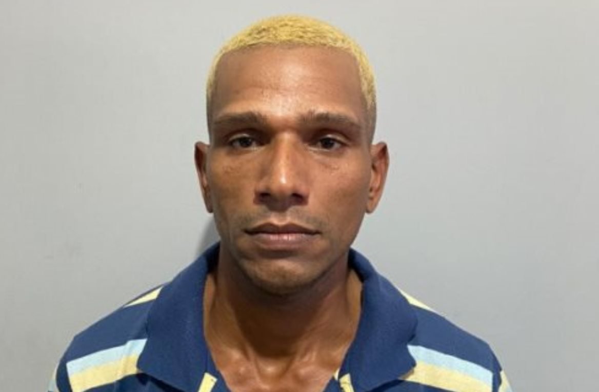 Preso assaltante que aparece em vídeo roubando 35 celulares em loja