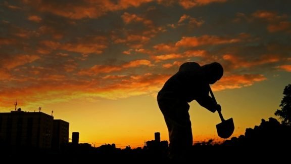 Brasil tem média de 995 mortes por Covid-19 na última semana