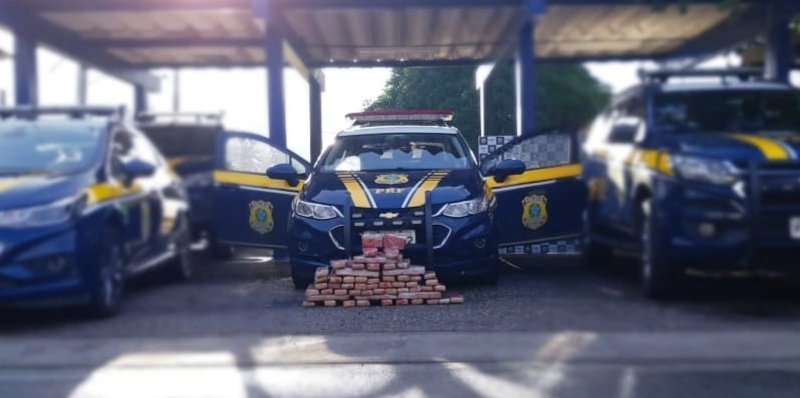 Casal de traficantes é preso transportando 60 barras de maconha escondidas em fundo falso de veículo