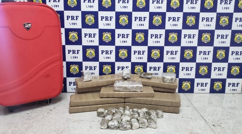 Passageira de ônibus é presa transportando 11 kg de maconha escondida na bagagem