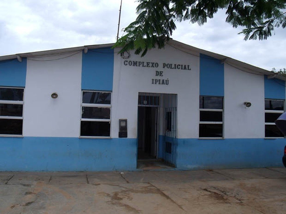 Homem é preso suspeito de agredir companheira e filha com martelo no sul da Bahia