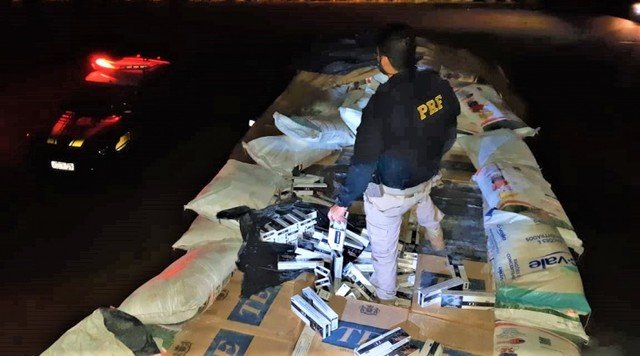Duzentas e cinquenta mil maços de cigarros contrabandeados são encontrados escondidos em carga de polvilho