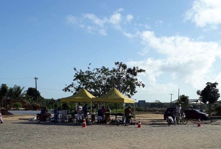 Produtores da Agrovila Rancho Alegre vendem seus produtos em barracas montadas as margens da BR 101