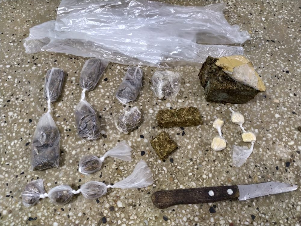 Dupla é presa por tráfico de drogas em Caravelas. Um dos acusados tentou se esconder enrolando em um colchão