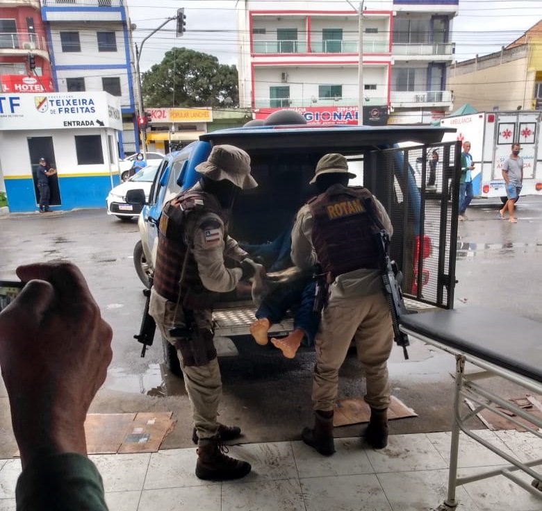 Indivíduos armados com metralhadora morrem em confronto com a polícia de Teixeira de Freitas