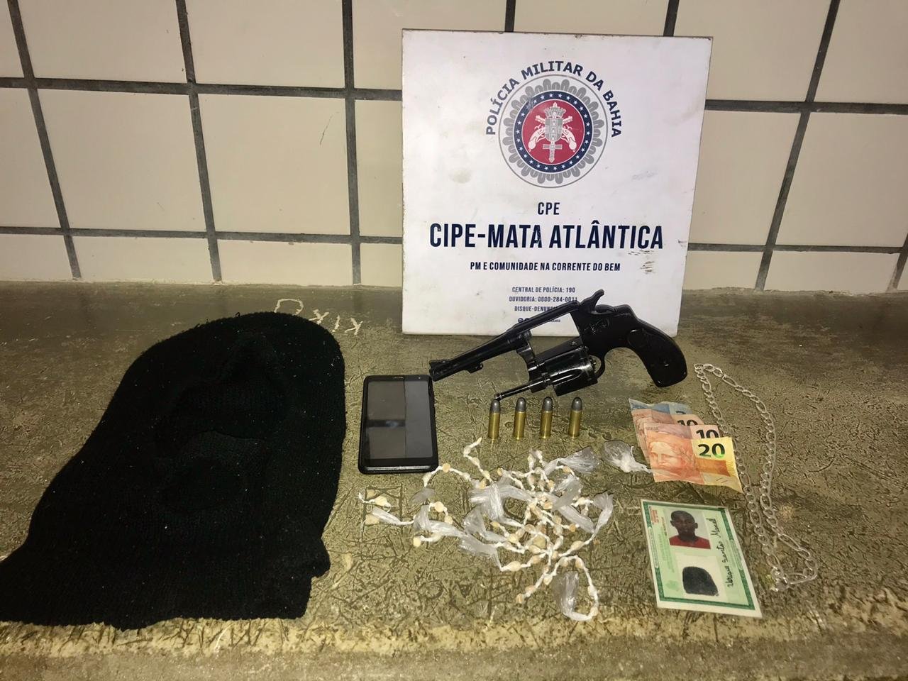 Homem é preso por porte ilegal de arma e tráfico de drogas