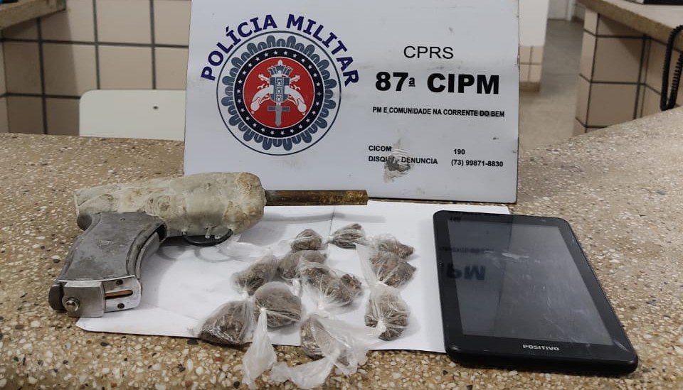 Adolescentes são detidos com simulacro de arma de fogo e drogas em Teixeira de Freitas