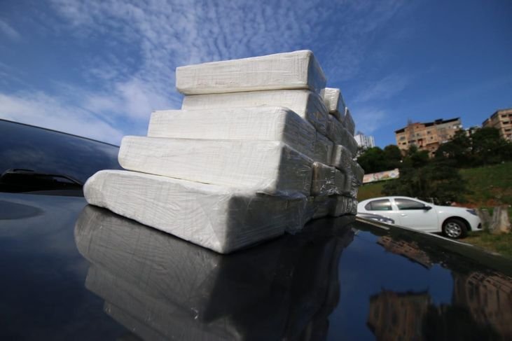 Cocaína avaliada em meio milhão de reais é aprendida em Salvador.