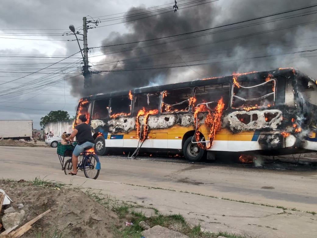 Criminosos voltam a incendiar ônibus em Eunápolis