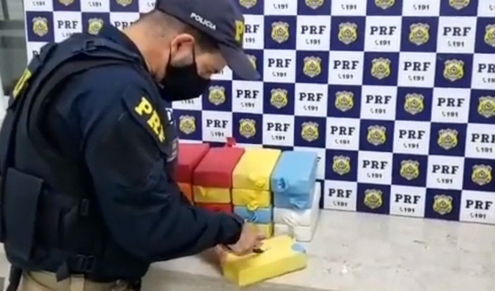 Bahia: Trio é preso após ser flagrado com cerca de 18 kg de cocaína escondidos em carro